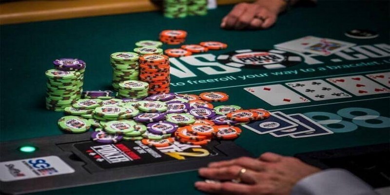 Cách dealer chia bài poker chi tiết và chuẩn nhất