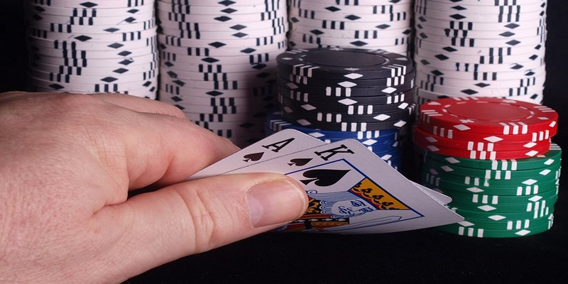 Giới thiệu cách dealer chia bài poker